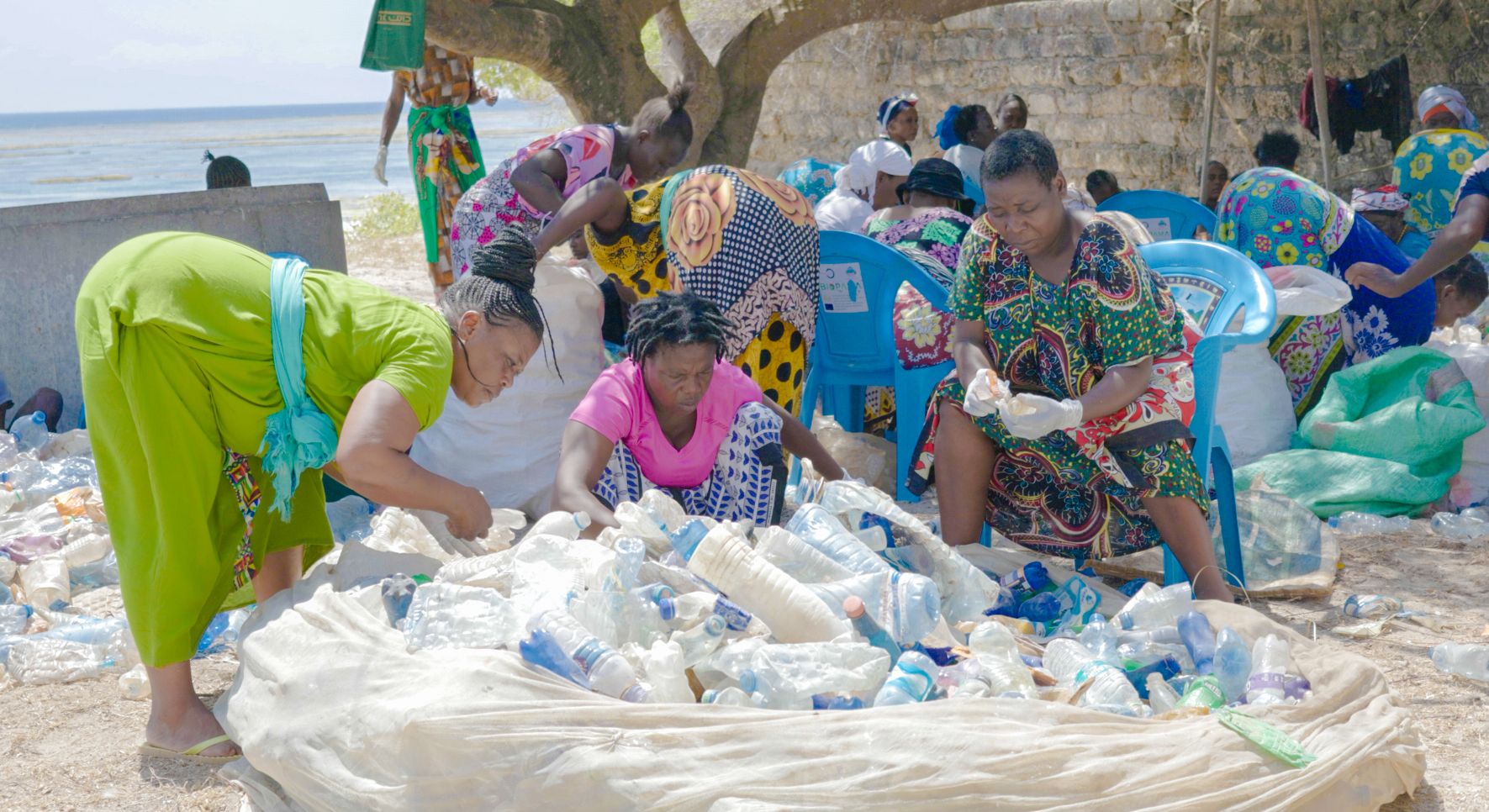 Women in Trash4Cash collecting plastic